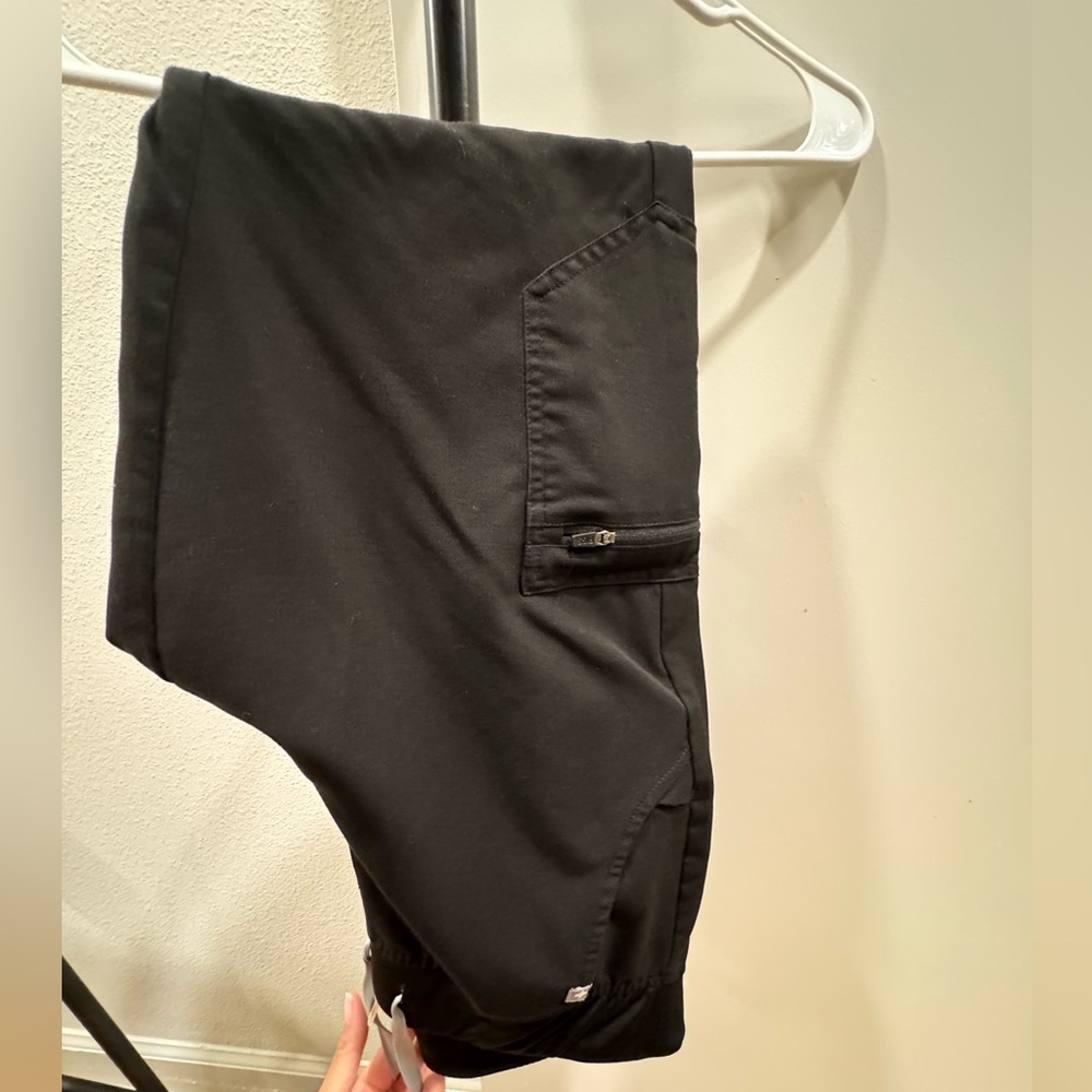 FIGS Zamora cargo pants size medium in black